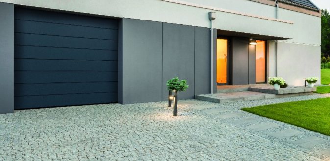 garážová vrata na moderním rodinném domě s dominantní příjezdovou cestou