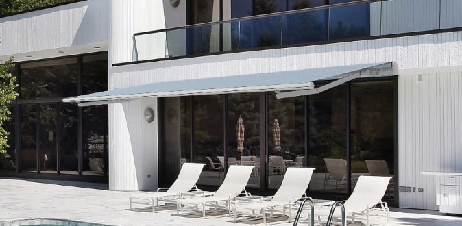 výsuvná markýza na terase moderního domu s bazénem