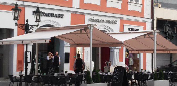 mobilní zastínění zahrádky restaurace výsuvnými markýzami